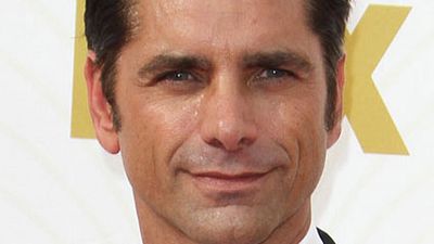 image de la news John Stamos : Du playboy chevelu des années 90 au grand-père malgré lui !