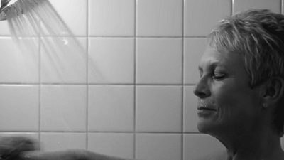 image de la news Scream Queens : Jamie Lee Curtis rejoue la scène culte de la douche dans Psychose !