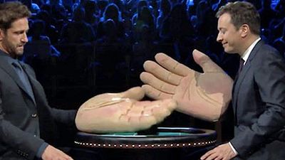 image de la news Gerard Butler et Jimmy Fallon s’échangent des gifles avec des prothèses de main en caoutchouc