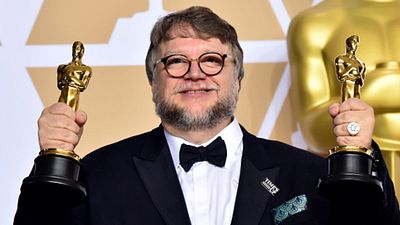 image de la news Oscars 2018 : Guillermo del Toro, Alexandre Desplat et les lauréats prennent la pose avec leurs statuettes
