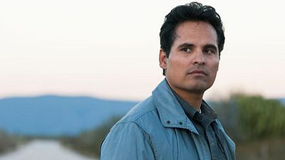 image de la news Qui se cache derrière la voix du narrateur dans Narcos : Mexico ? [SPOILERS]