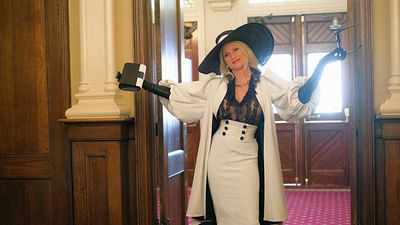 image de la news Dynastie : Nicollette Sheridan (Alexis Carrington) quitte déjà la série !