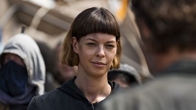 image de la news Pollyanna McIntosh (Jadis) fête ses 40 ans : la verra-t-on dans les téléfilms The Walking Dead aux côtés d’Andrew Lincoln ?