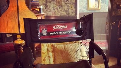 image de la news Riverdale : la mère de Betty sur le tournage de Sabrina pour un crossover ?