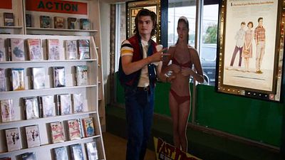 image de la news Stranger Things saison 3 : qui est Phoebe Cates, l'actrice que Dustin compare à sa petite amie ?