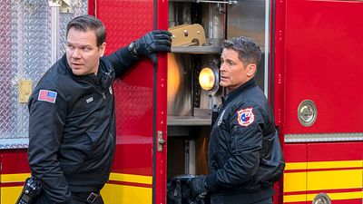 image de la news 9-1-1 Lone Star sur M6 : "les pompiers et les soignants sont les vrais super-héros de notre société" pour Rob Lowe