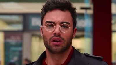 image de la news Holidate sur Netflix : qui est Julien Marlon Samani, l’acteur français qui fait tourner la tête d'Emma Roberts ?