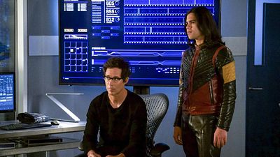 image de la news The Flash :  Tom Cavanagh (Harrison Wells) et Carlos Valdes (Cisco) quittent la série