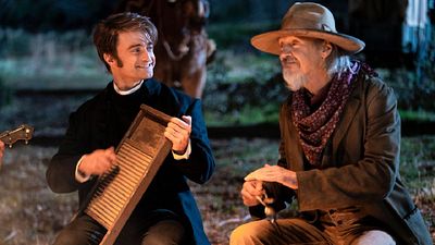 image de la news Miracle Workers : Daniel Radcliffe et Steve Buscemi voyagent dans le Far West dans la bande-annonce de la saison 3