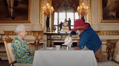 image de la news Mort d'Elizabeth II : quand la Reine prenait le thé avec l'ours Paddington