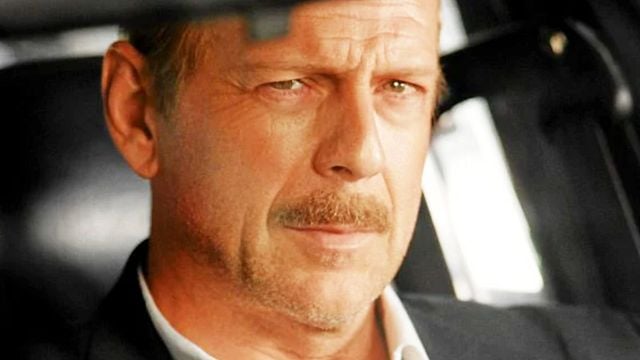 image de la news Il y a 20 ans, un Bruce Willis moustachu tournait un film d'action sous la direction du réalisateur de L’Arme fatale, et tout le monde l’a oublié