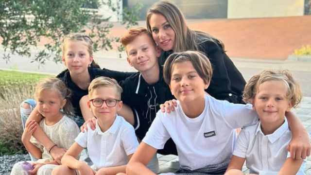 image de la news Familles nombreuses : Camille Santoro s'offre le meilleur des cadeaux pour un été réussi avec ses enfants