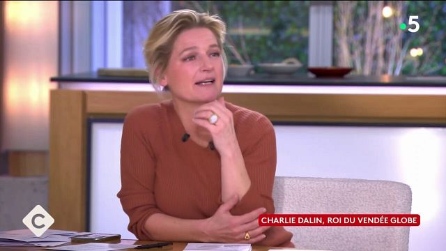 image de la news C à Vous : Anne-Elisabeth Lemoine va devoir sans faire sans lui pendant plusieurs jours ! Bertrand Chameroy absent, qui pour le remplacer ?