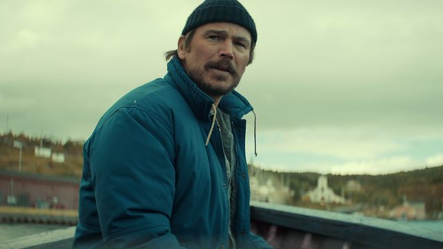 image de la news Ce geste symbolique de Josh Hartnett envers Charlie Heaton sur le tournage de cette série numéro 1 dans 83 pays sur Netflix