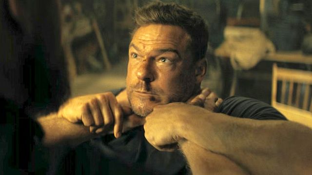 image de la news "C’était les pires minutes de ma vie" : Alan Ritchson (Reacher) a été mis KO pour cette scène