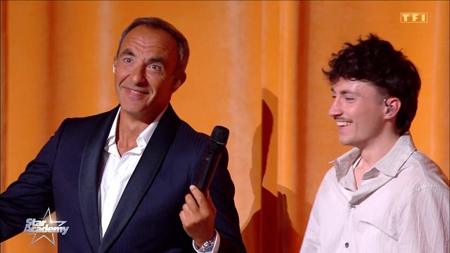 image de la news "Attention" : petit couac sur le plateau de la Star Academy 2025 , Nikos Aliagas disparaît