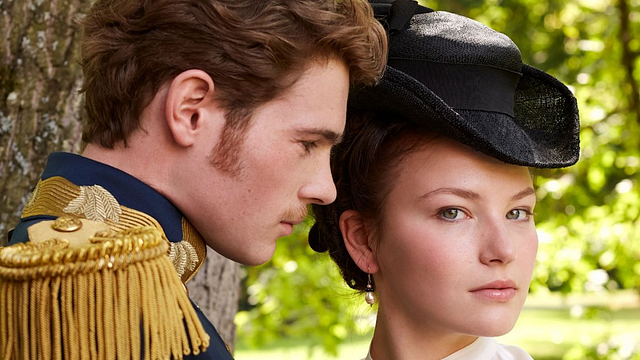 image de la news 65 millions de vues sur Netflix : la série L'Impératrice dévoile les premières images de sa saison finale ! Franz Joseph est-il mort ?