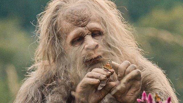 image de la news Vous ne devinerez jamais qui est l'acteur déguisé en créature légendaire dans ce film pas comme les autres