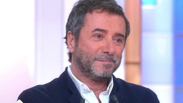 image de la news C à vous : pourquoi Bernard Montiel était-il en larmes sur le plateau d’Anne-Élisabeth Lemoine cette semaine ?