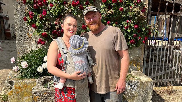 image de la news “48 heures compliquées” : la grosse frayeur de Lucile et Jérôme (L’amour est dans le pré) avec leur fille Capucine