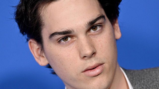 image de la news Avez-vous reconnu le fils de cette star qui a incarné James Bond ? Il sera le héros d'une comédie "intergénérationnelle"