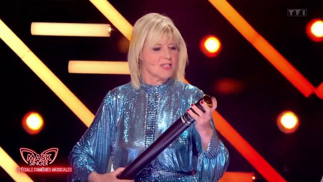 image de la news Mask Singer : Chantal Ladesou sort son kabuki sur le Fraisier, a-t-elle trouvé qui se cache sous le costume ?