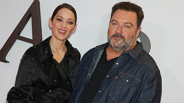 image de la news "C'est une chance incroyable" : aux côtés d'une Marion Cotillard impressionnée, Denis Ménochet redécouvre avec émotion sa scène mythique chez Quentin Tarantino