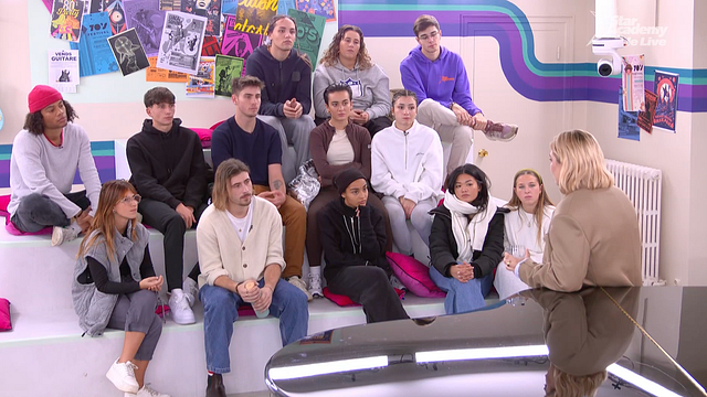 image de la news Coup de tonnerre au château de la Star Academy ; une star rend une visite surprise aux élèves (spoiler)