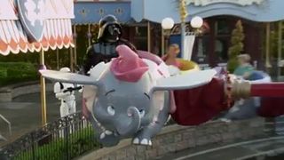 image de la news Quand Dark Vador s'éclate à Disneyland...