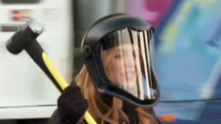 image de la news Lindsay Lohan démolit une voiture à cause de HIMYM