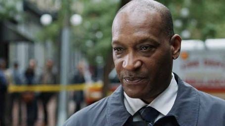 Qui est Tony Todd, l'acteur qui prête sa voix au grand méchant Zoom dans la saison 2 de Flash ?