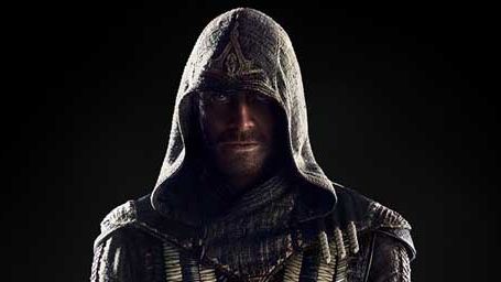 image de la news Assassin's Creed : Fassbender se prépare au saut de la Foi sur une nouvelle affiche vertigineuse !