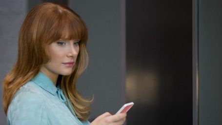 image de la news Bryce Dallas Howard, Mackenzie Davis… la saison 3 de Black Mirror se dévoile dans ces premières photos