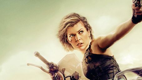 image de la news Resident Evil : Milla Jovovich fait de la moto à une main et tire sur les affiches du Chapitre Final