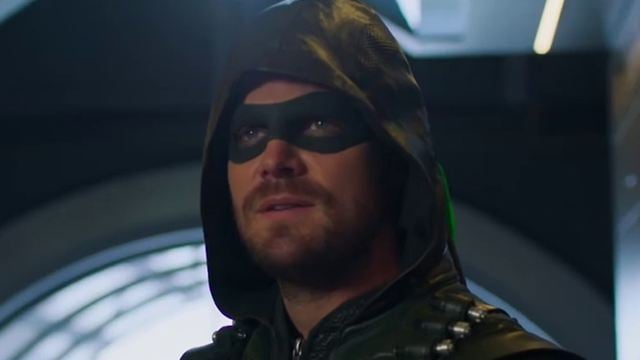 Arrow, Supergirl, Flash, Black Lightning : les héros de la CW en tenue pour commencer 2018 en vidéo