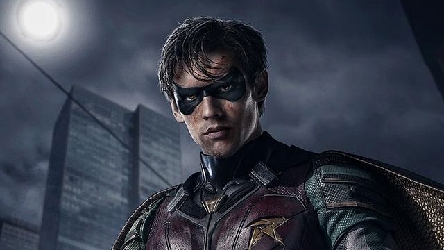 image de la news Titans : le Robin de la série DC Universe encaisse les coups en costume