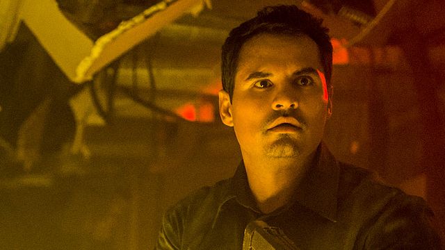 image de la news Bande-annonce Extinction : Michael Peña doit faire face à une invasion extraterrestre