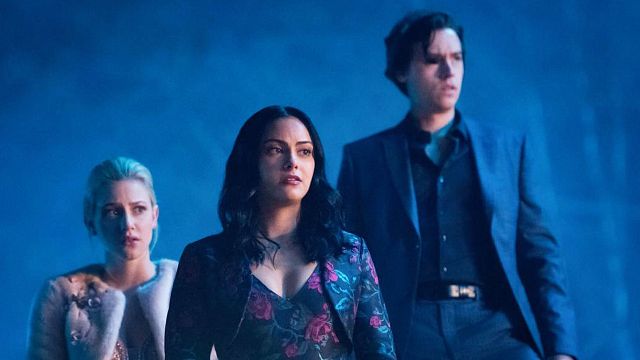 image de la news Riverdale saison 3 : Archie affronte le Black Hood et le Gargoyle King dans le teaser du final