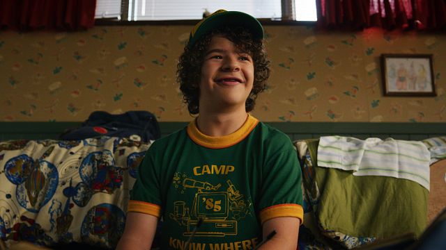 image de la news Stranger Things saison 3 : c'est quoi cette chanson culte chantée par Dustin ?