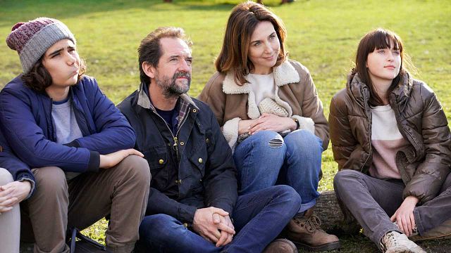 image de la news Bande-annonce Tout nous sourit : Stéphane De Groodt et Elsa Zylberstein dans une comédie multiprimée à l’Alpe d’Huez