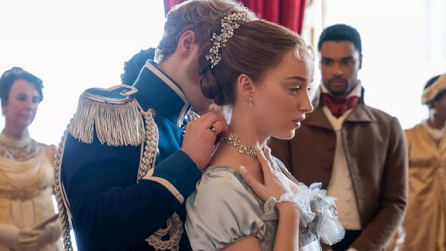 image de la news La Chronique des Bridgerton sur Netflix : les acteurs avec et sans costume