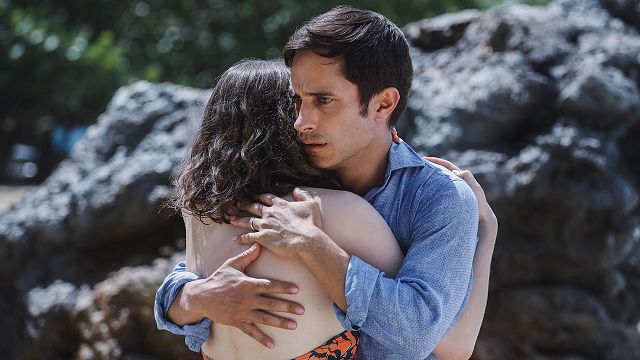 image de la news Bande-annonce Old : Shyamalan accélère le temps et s'amuse à vieillir Gael García Bernal et sa famille