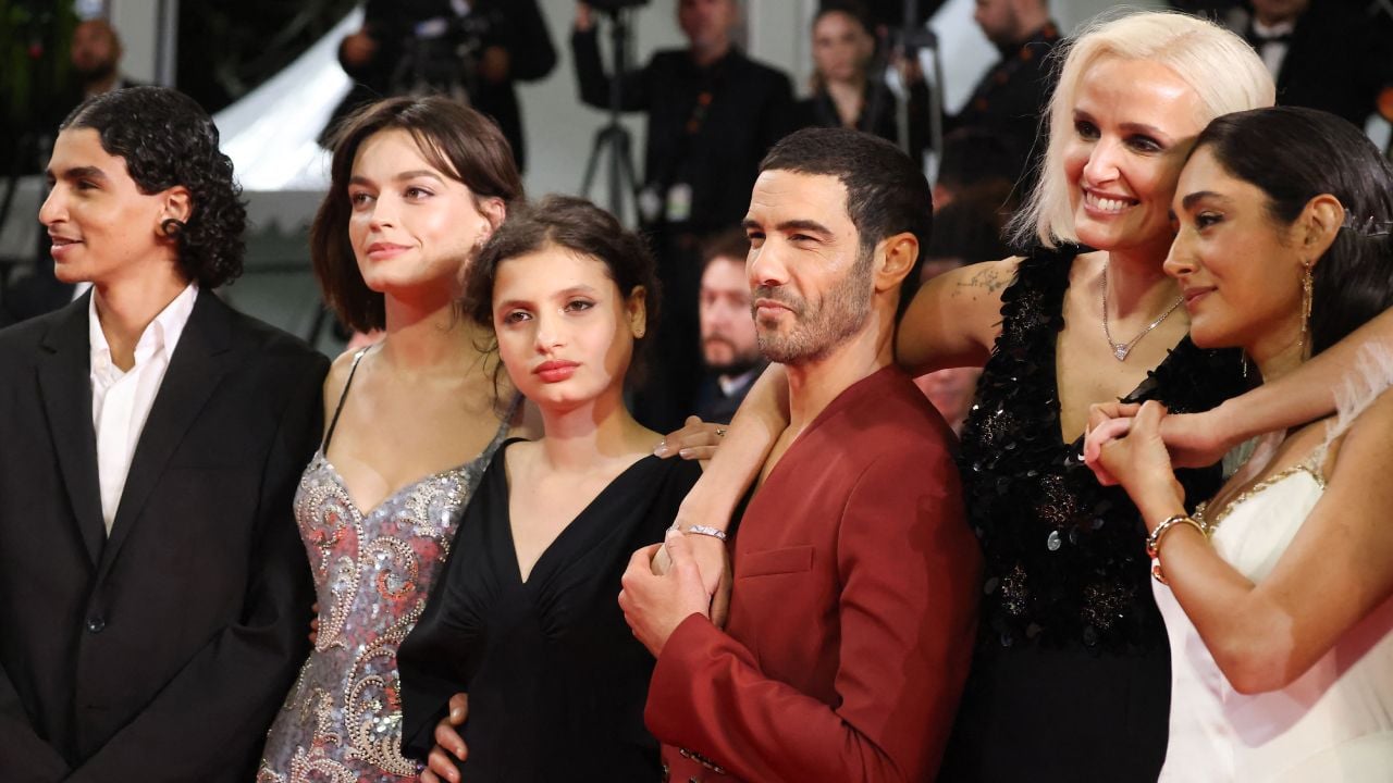 Louai El Amrousy, Emma Mackey, Mélissa Boros, Tahar Rahim, Julia Ducournau, Golshifteh Farahani le lundi 19 mai lors de la montée des marches pour