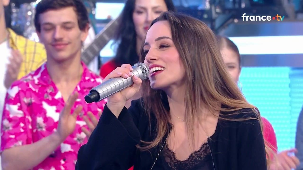 N'oubliez pas les paroles : "Ça va être très chaud ce soir", Sandy dépasse  les 300 000 euros et tease la suite - TV ACTU by AlloCiné