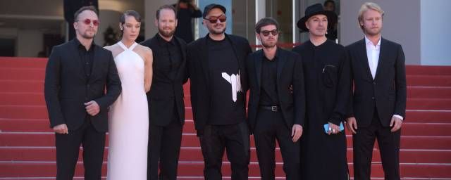 Kirill Serebrennikov (au centre avec le casquette) et son équipe à Cannes