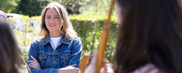Chine Thybaud sur le tournage de Lycée Toulouse-Lautrec.