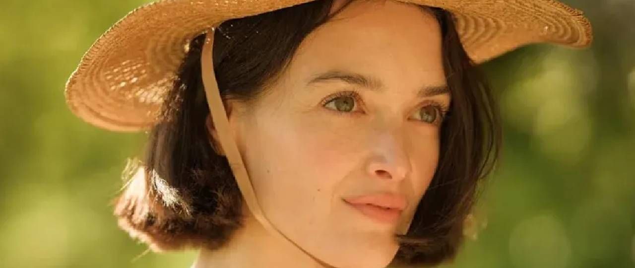 Charlotte Le Bon en Niki de Saint Phalle