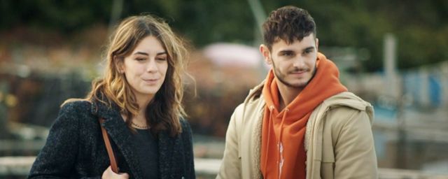 Julie (Lou Noérie) va chambouler la vie de Nathan (Adher).