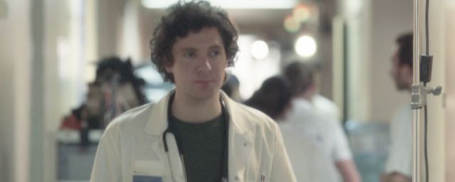 Vincent Lacoste dans la série Hippocrate