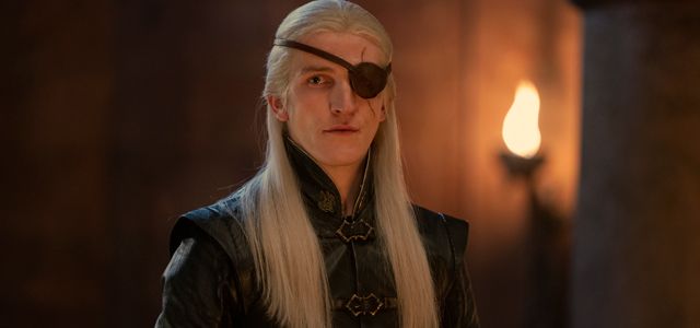 Ewan Mitchell dans le rôle d'Aemond